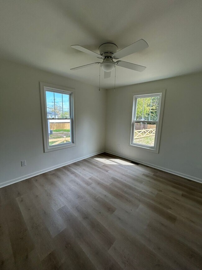 Building Photo - Beautifully Remodeled 4/2