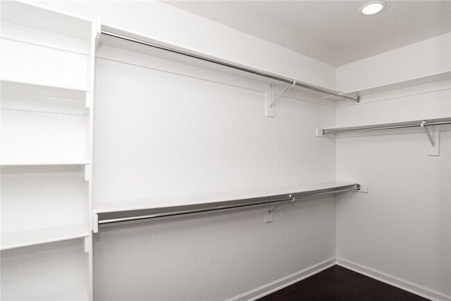 Building Photo - 105 Lion Dr N