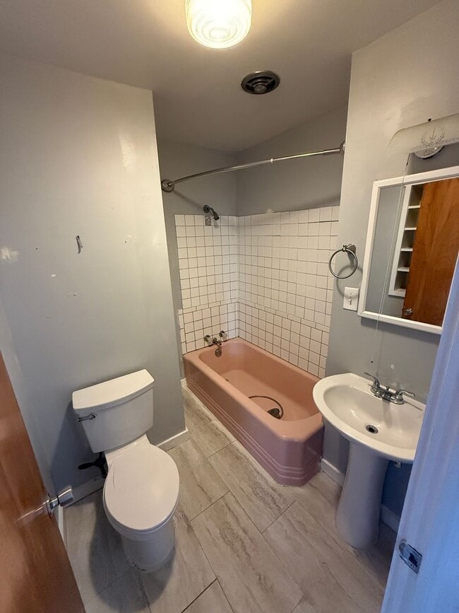 Building Photo - Beautiful 4 Bed, 3 Bath House; W/D Included; Fenced Yard; Wood Floors; and a Charming Style