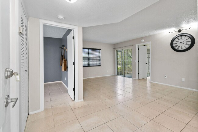 Building Photo - 1631 SE Green Acres Cir