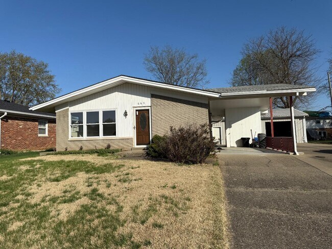 Building Photo - 663 Redwood Dr