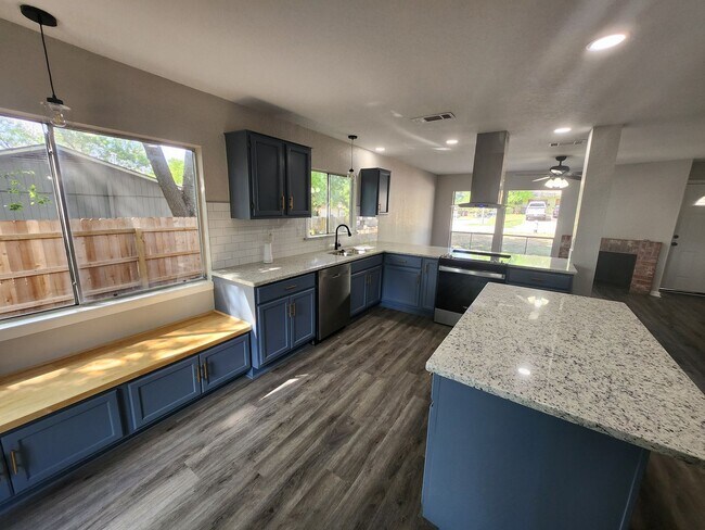 Building Photo - Move in ready. Fully remodeled