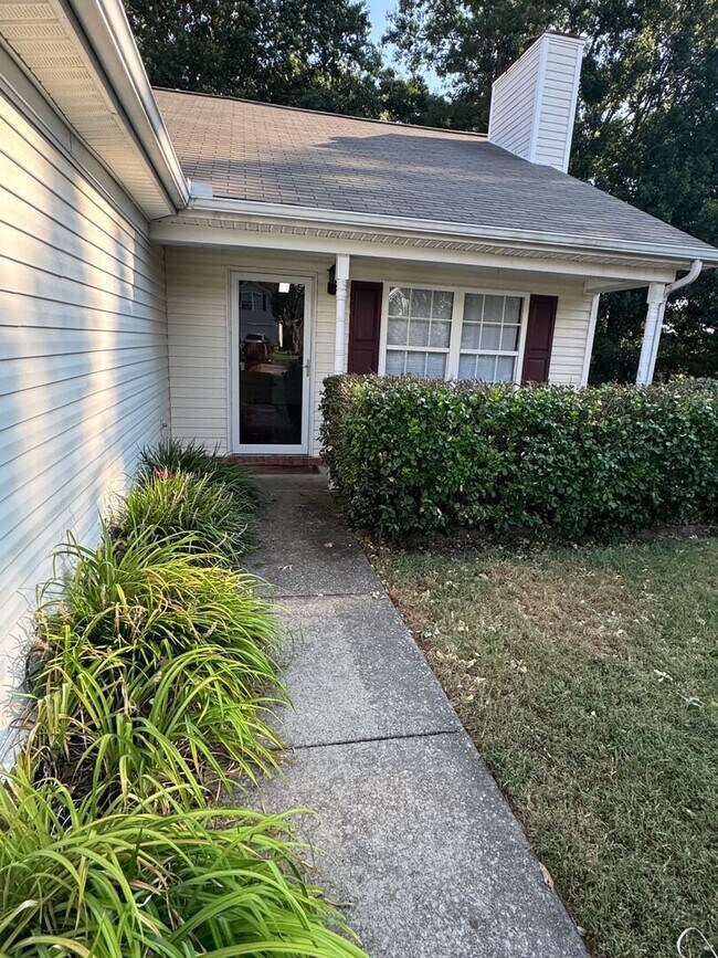 Building Photo - Beautiful 3 bed 2 bath home with open floorplan
