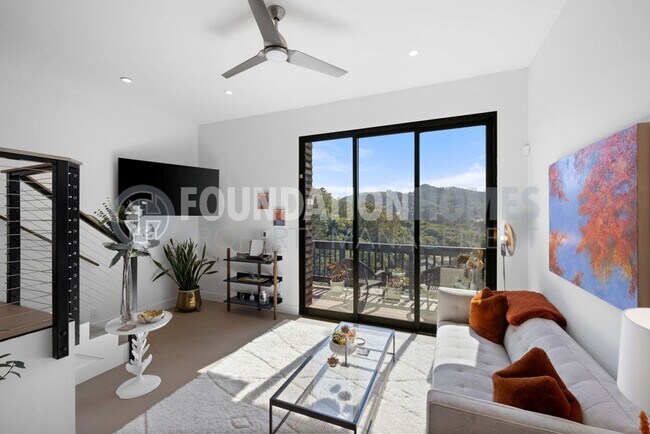 Building Photo - Modern View Condo Steps from Trails & Gold...