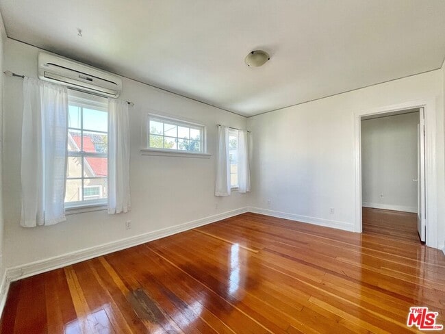Building Photo - 521 Kings Rd