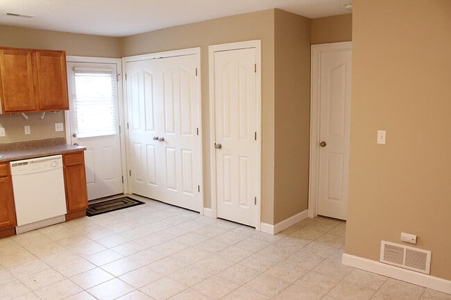 Building Photo - 1304 E Brown School Rd