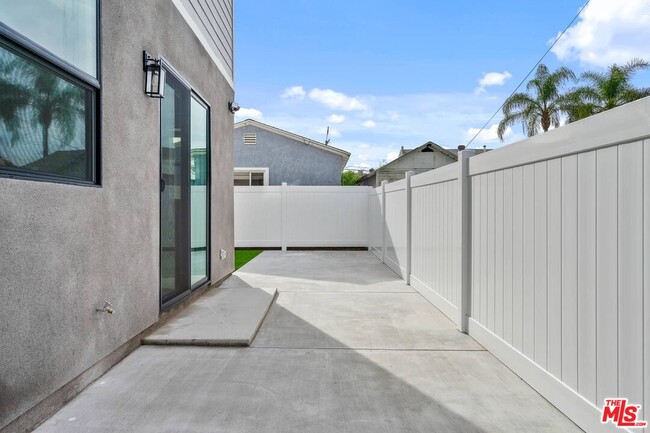 Building Photo - 3113 Hollydale Dr