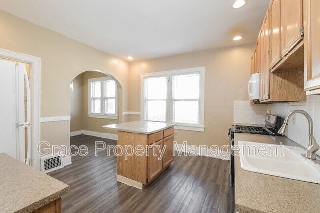 Building Photo - 1442 Perry St