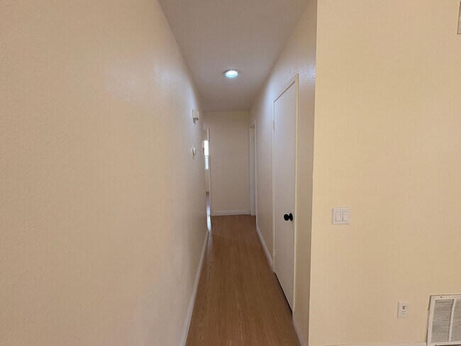Building Photo - Rancho Cucamonga Gem – Stylish Single-Stor...