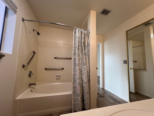 Building Photo - 910 N Swan Dr