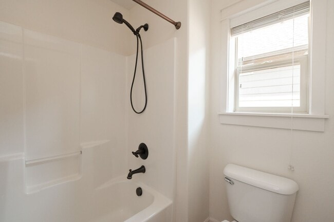 Building Photo - Sun Meadow Home 4 Bed + Bonus + Office + H...