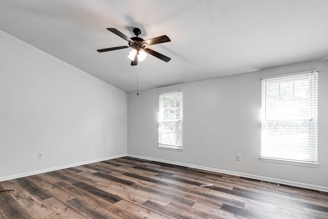 Building Photo - PRICE DROP on Wonderful End Unit Townhome ...