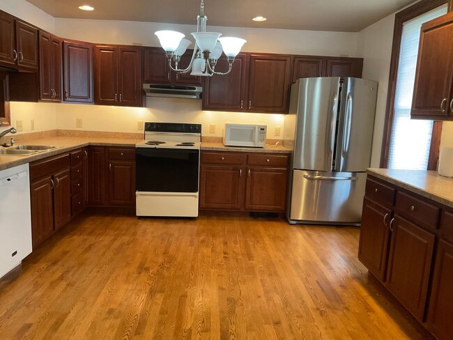 Building Photo - 112 W Main St