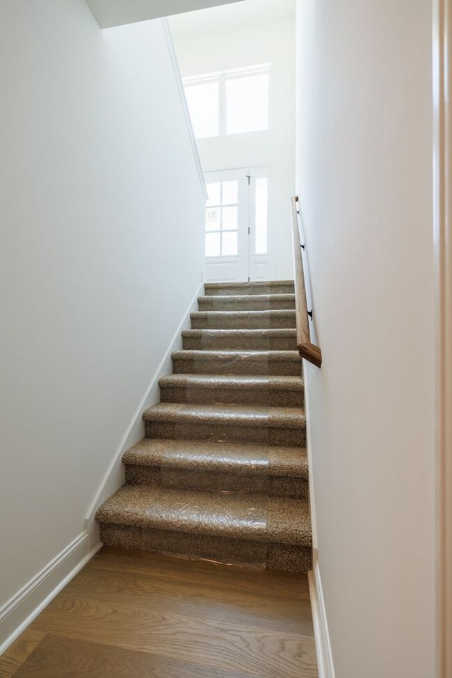 Building Photo - ONE-MONTH FREE RENT Move-Incentitive!!! Ne...