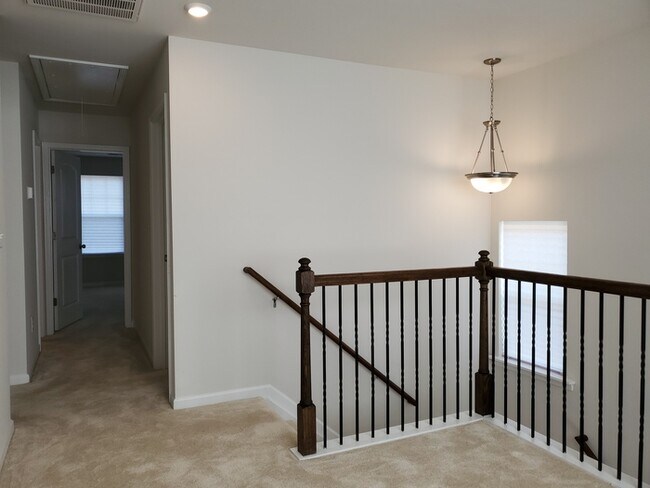 Building Photo - 2 Bedroom, 2.5 Baths End unit Townhome located in Townes at University East