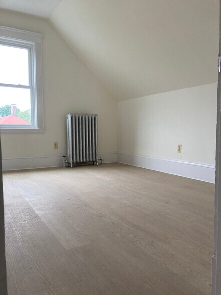 bed room for rent - 148 Washington St