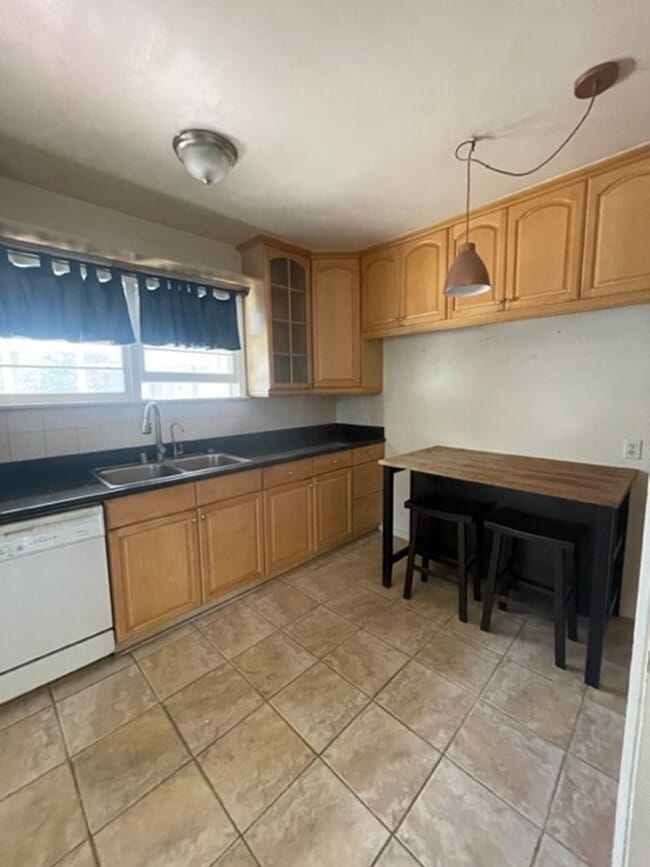 Building Photo - Westchester Home Perfect for Plant/Garden ...