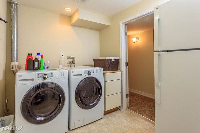 Building Photo - 4 br, 3 bath Townhome - 2851 E. Geddes Pl.