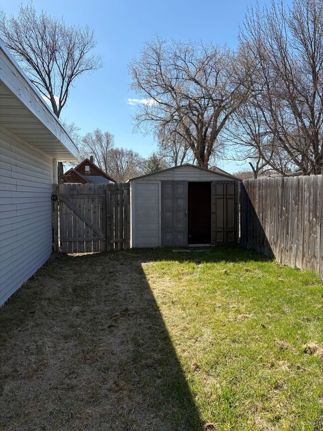 Building Photo - 4 Bedroom Home