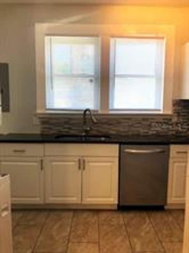 Building Photo - 2 Bedroom / 2 Bath Bungalow in Sanford's Historic District!