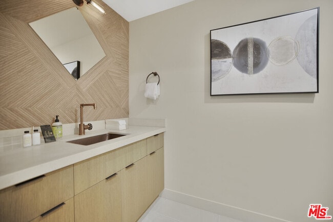 Building Photo - 7212 Mulholland Dr