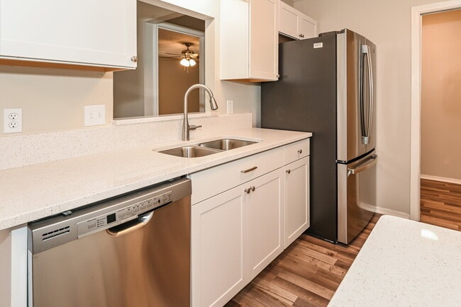 Building Photo - 1290 Bee St N