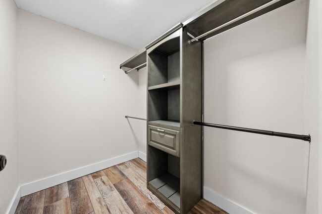 Building Photo - 2-Bed Condo in Kent – Fireplace, Balcony & Convenient Location!