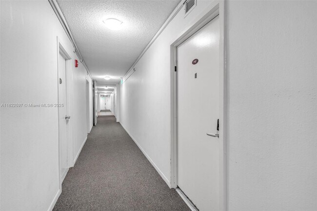 Building Photo - 6900 Bay Dr