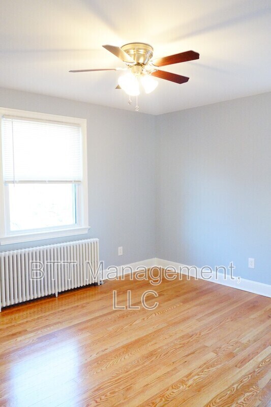 Building Photo - 907 Hudson Ave