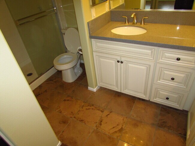 Building Photo - Downstairs 2 bedroom condo in great location