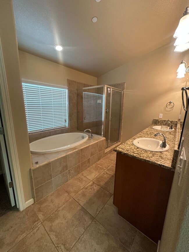 Building Photo - 4 bedroom 2 bath home in quiet Hanford nei...
