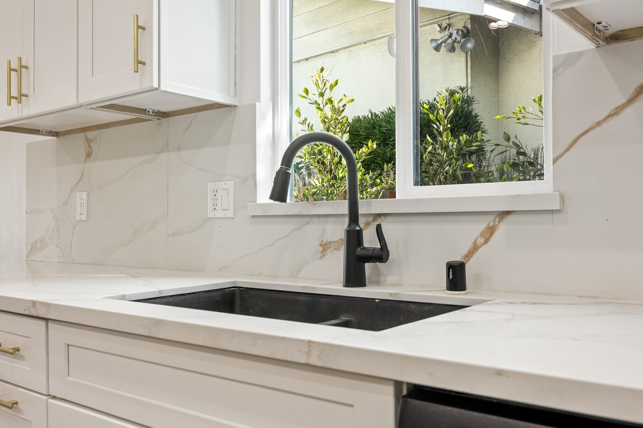 Building Photo - 212 W 64th St