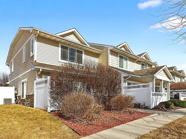 Building Photo - West Des Moines 3 bedroom 2.5 bathroom Townhome for rent!