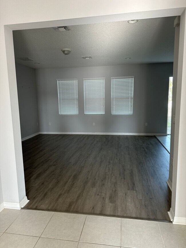 Building Photo - 4-Bedroom, 2.5-Bathroom in Saint Cloud