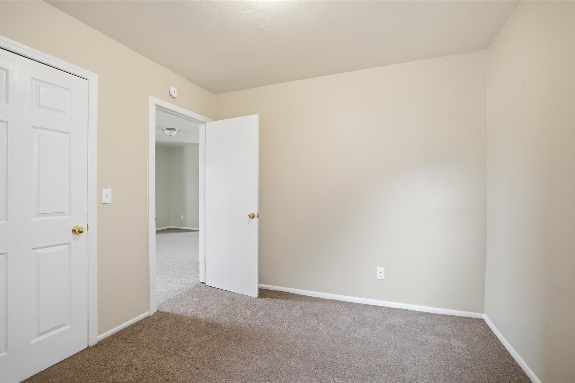 Bedroom 1 - entry - 101 W Meinecke Ave