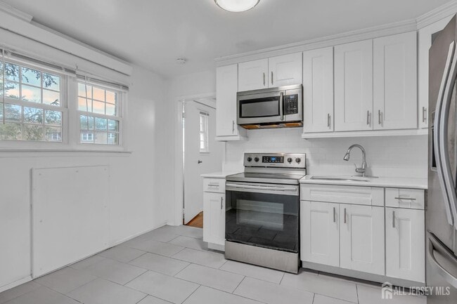 Building Photo - 14 College Dr