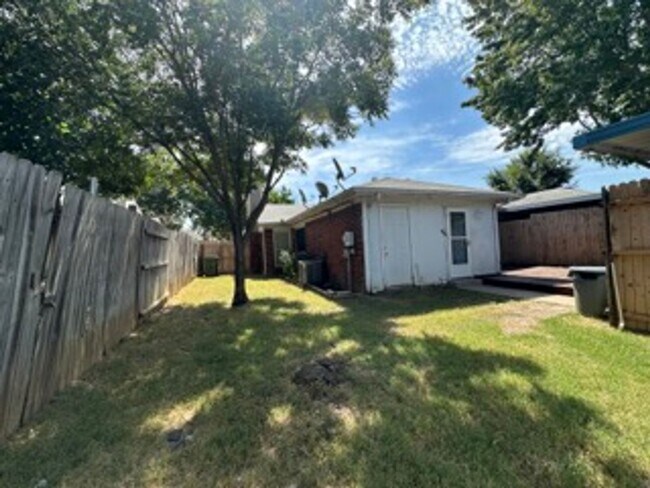 Building Photo - 5812 Falcon Crest Dr 76017