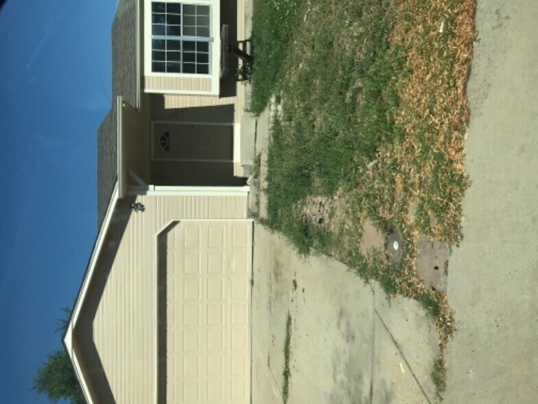 Building Photo - 18757 E Hawaii Dr