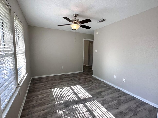 Building Photo - 1281 El Camino Village Dr