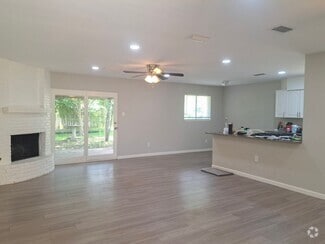 Building Photo - 3 Bedroom / 2 Bath / 2 Car Garage