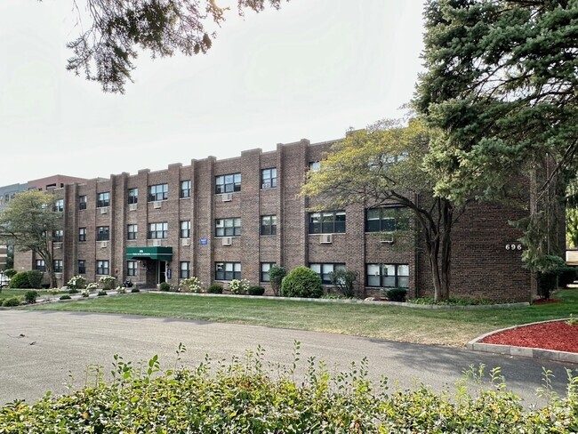 Building Photo - 696 Elm Pl