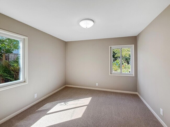 Building Photo - 527 Hilbar Ln