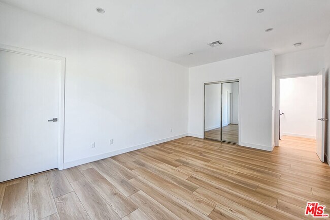 Building Photo - 1921 1/2 Carmona Ave