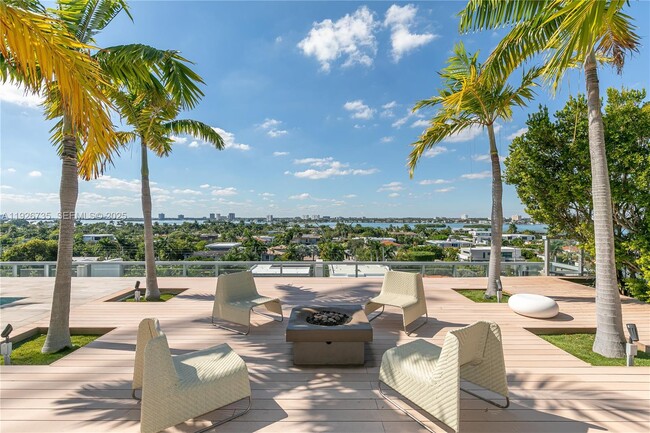 Building Photo - 9940 W Bay Harbor Dr