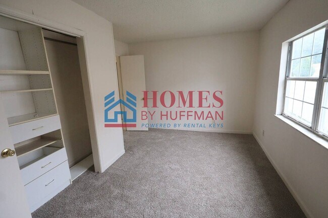 Building Photo - Two Bedroom House