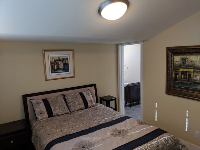 Building Photo - Ballard Townhouse