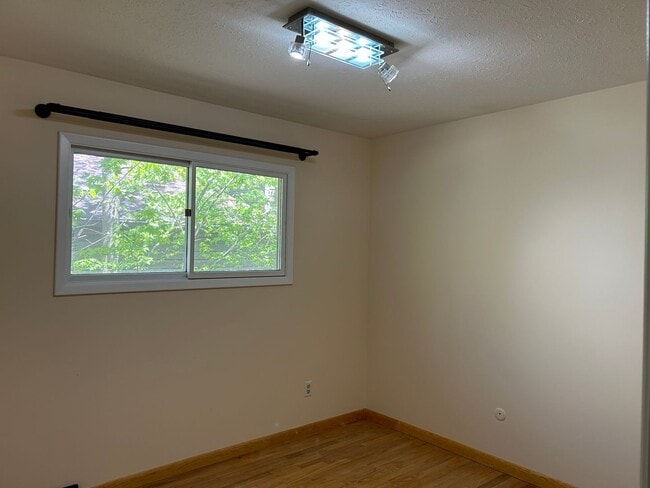 Building Photo - 3 Bedrooms One Floor Ranch House with 2 car attached garage in Lyndhurst
