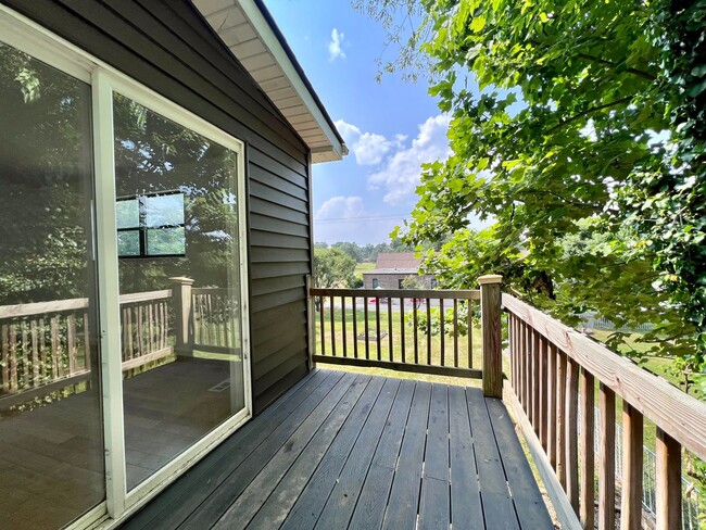 Building Photo - ADORABLE CONTEMPORARY 2 BEDROOM IN THE HEART OF WEST HILLS!!!