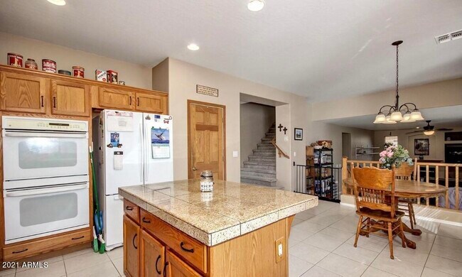 Building Photo - 2021 E Desert Inn Dr