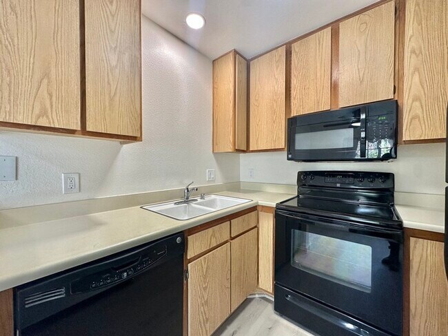 Building Photo - Indulge in coastal living in this beautiful 2bd 1ba Condo located in La Jolla area close to UCSD!